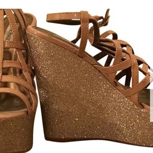 🌟Gorgeous Steve Madden Glitter wedge sandals. 🌟